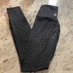 TYC leopard scrunch leggings